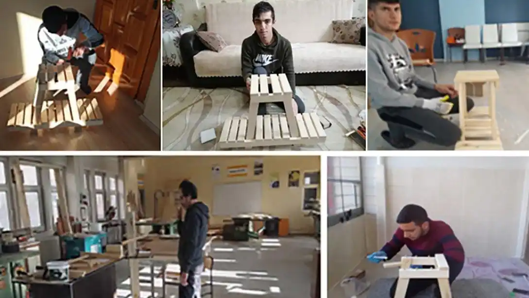 Genç katılımcılar evlerinde ve atölyede ahşap oturaklar üretiyor; beş kareden oluşan kolaj.